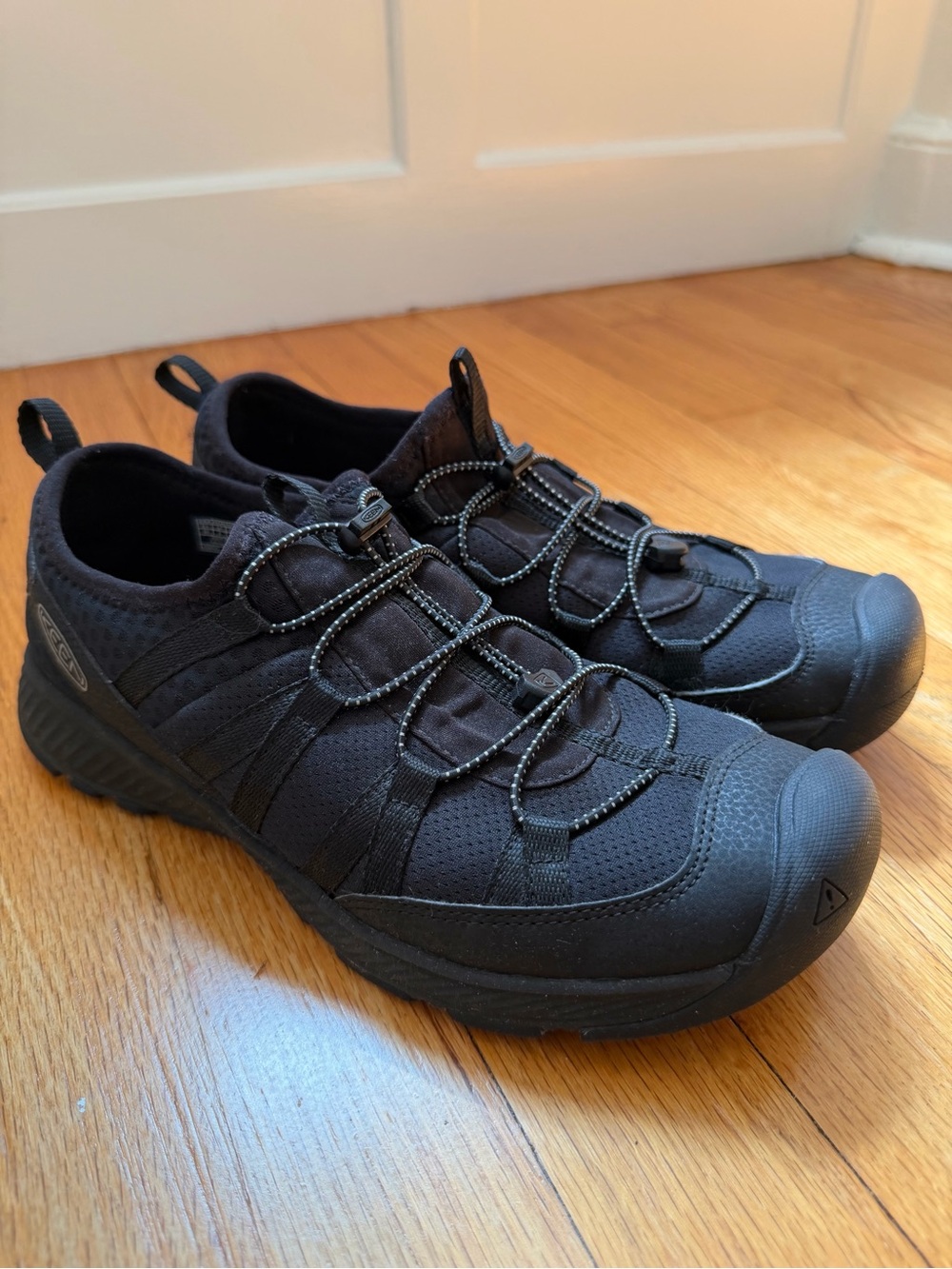 KEEN Motozoa Sneaker Triple Black Athletic Trail Shoe 6 Youth Women’s 7.5/8